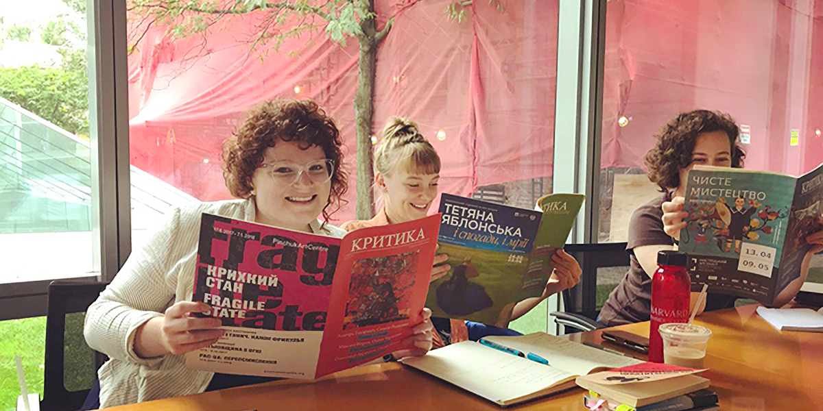 HUSI 2018 students reading Krytyka
