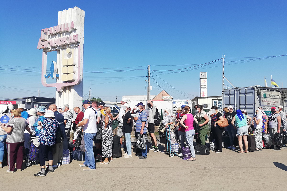 Crossing point in Eastern Ukraine between government-controlled and non-controlled territories.