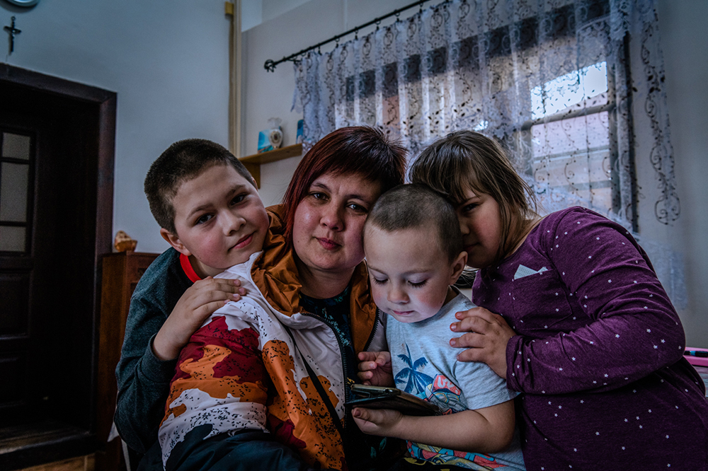 Olesia (39) with her kids Rastislav (9), Liza (8), Timofej (4), from the series EXODUS.REPORT, © Jana Rajcová 2022