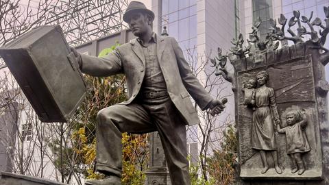 "The Emigrant" Statue Created by Armando Barbon