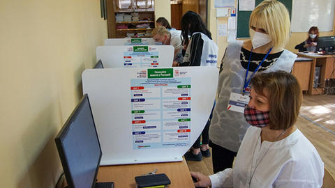 LPR residents attend e-vote training at an information center