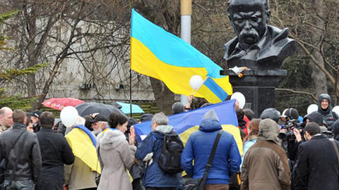 crowd near statue