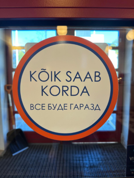 A sign at the main entrance to the school reads: “Kõik saab korda/все буде гаразд” (“Everything will be fine”)