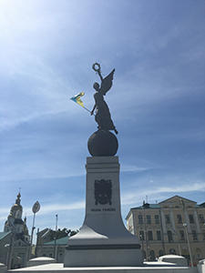 Juliette Cremel A Glory of Ukraine statue