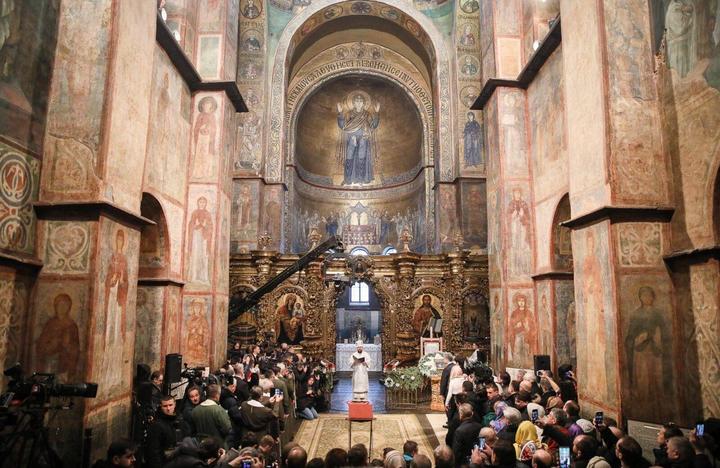 Picture of crowd in a religious building