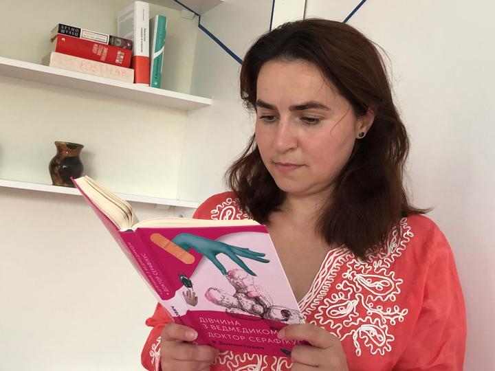 Anna Isaieva reading a book