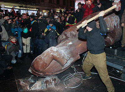 lenin statue toppled