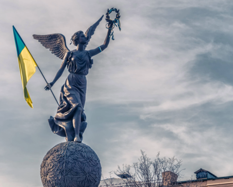 Female statue holding Ukrainian flag