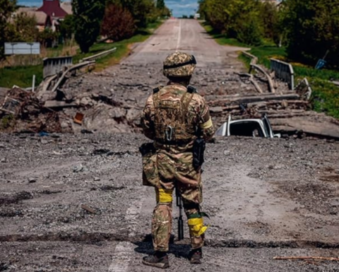 Ukrainian soldier standing in the middle of the road near Irpin