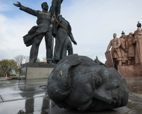 A Soviet monument to a friendship between Ukrainian and Russian nations during its demolition