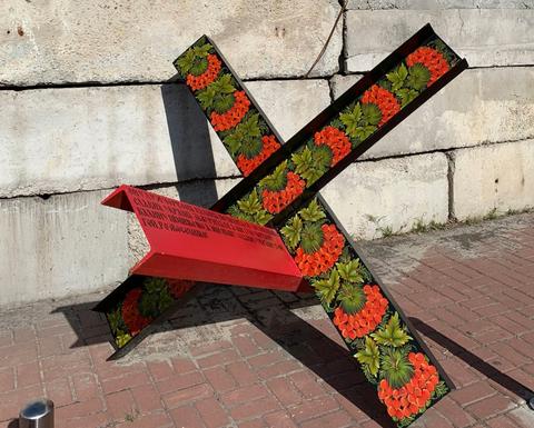 An anti-tank ‘hedgehog’ in Kyiv, decorated with traditional folk art