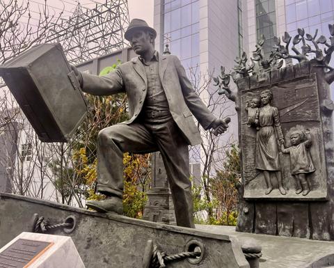 "The Emigrant" Statue Created by Armando Barbon